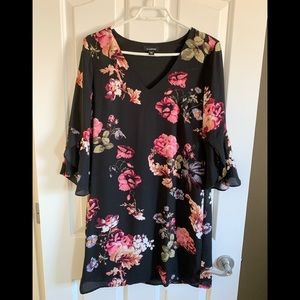 Beautiful summer dress perfect for wedding guests!size small le chateau as new!